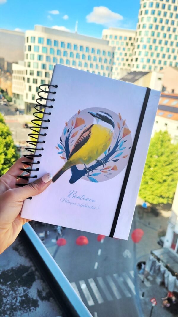 Agenda ilustrada con benteveo (Pitangus sulphuratus) sobre rama con hojas otoñales y fondo crema, estilo acuarela.