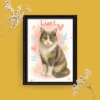 Cuadro personalizado de Luci, gata tricolor con ojos amarillos, sobre fondo pastel decorado con corazones y hojas.