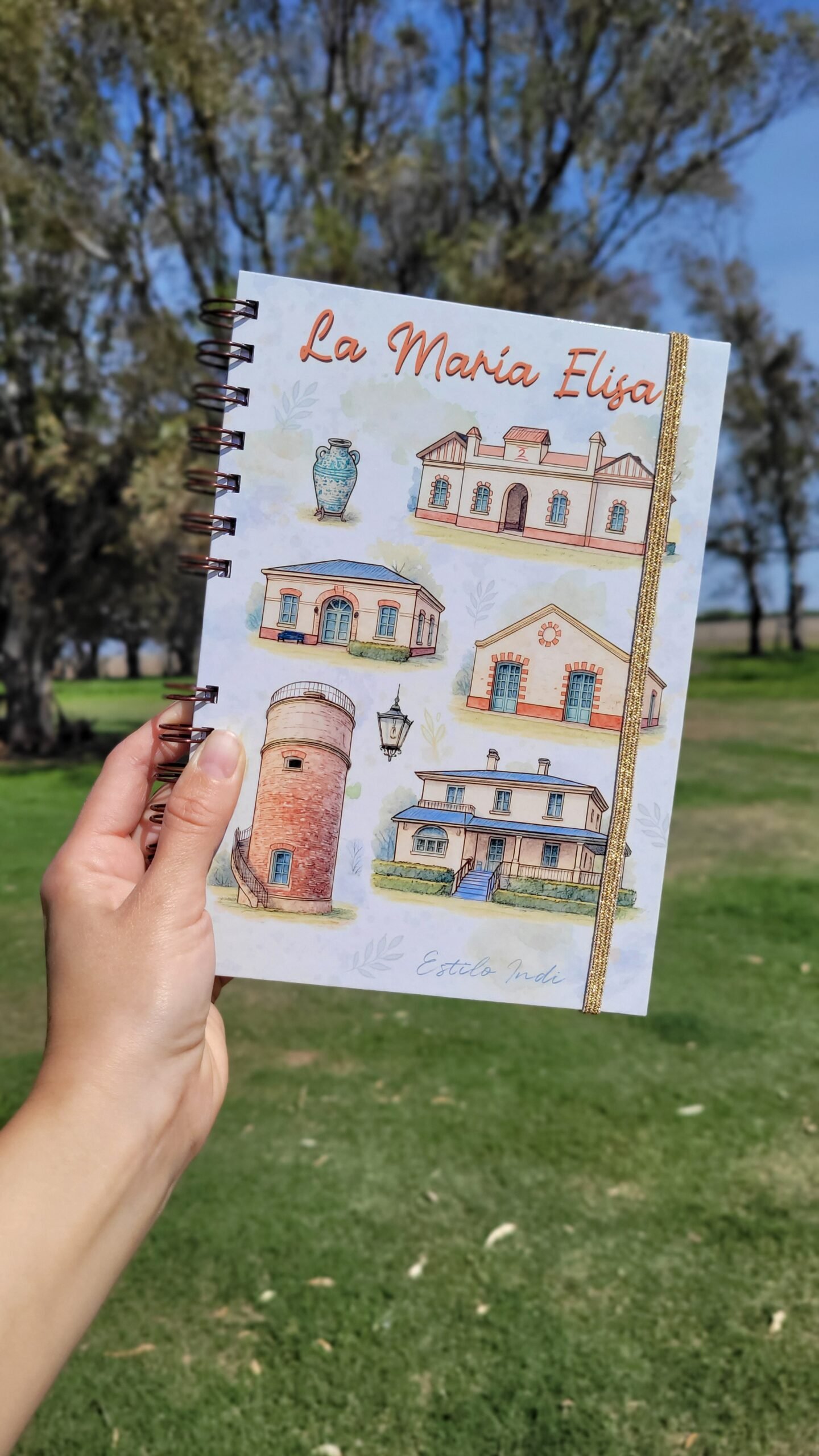 Cuadernos con tapas ilustradas que fusionan arte, emoción y elementos naturales, pensados para escribir desde lo auténtico.