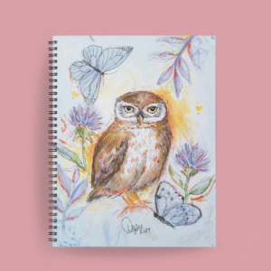 Agenda tapa dura con ilustración de búho rodeado de mariposas y flores sobre fondo claro.