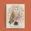 Agenda tapa dura ilustrada con lechuza de campanario (Tyto alba), rodeada de flores y hojas sobre fondo cálido terracota.