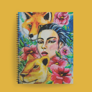 Agenda ilustrada con rostro femenino acompañado por un zorro y una leona, rodeados de flores y hojas, sobre fondo amarillo.