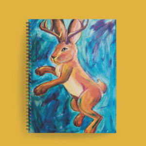 Agenda ilustrada con jackalope en salto, criatura mítica con cuerpo de liebre y astas de antílope, sobre fondo azul dinámico.